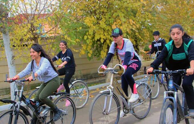 girls racing bikes